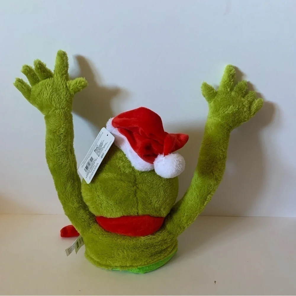 NWT. DR. SEUSS The Grinch Tree Hugger